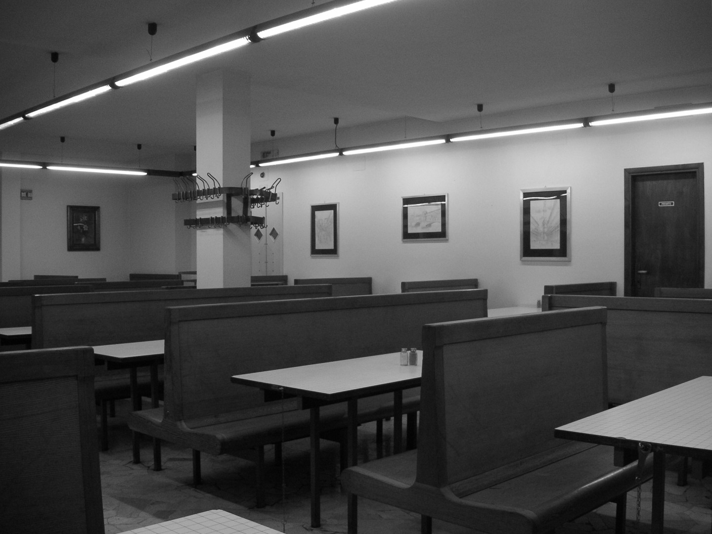 Florence Leonardo self service canteen ristorante Firenze bw