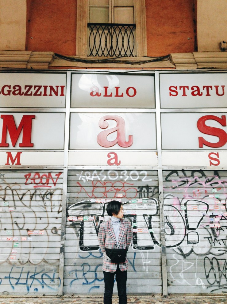 OOTD in Esquilino Rome wearing vintage blazer and Prada waist pouch